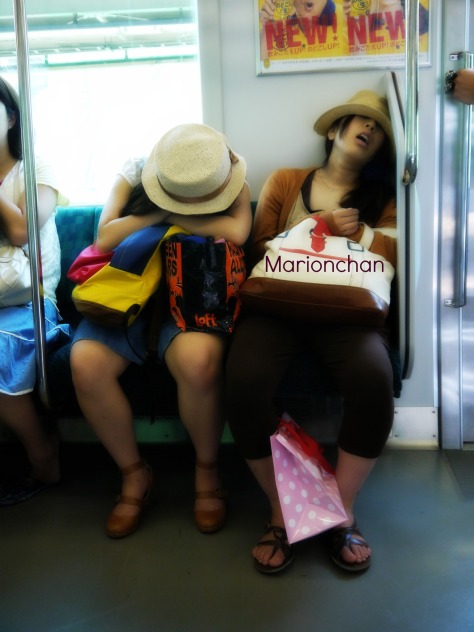 les japonais qui dorment dans le train
